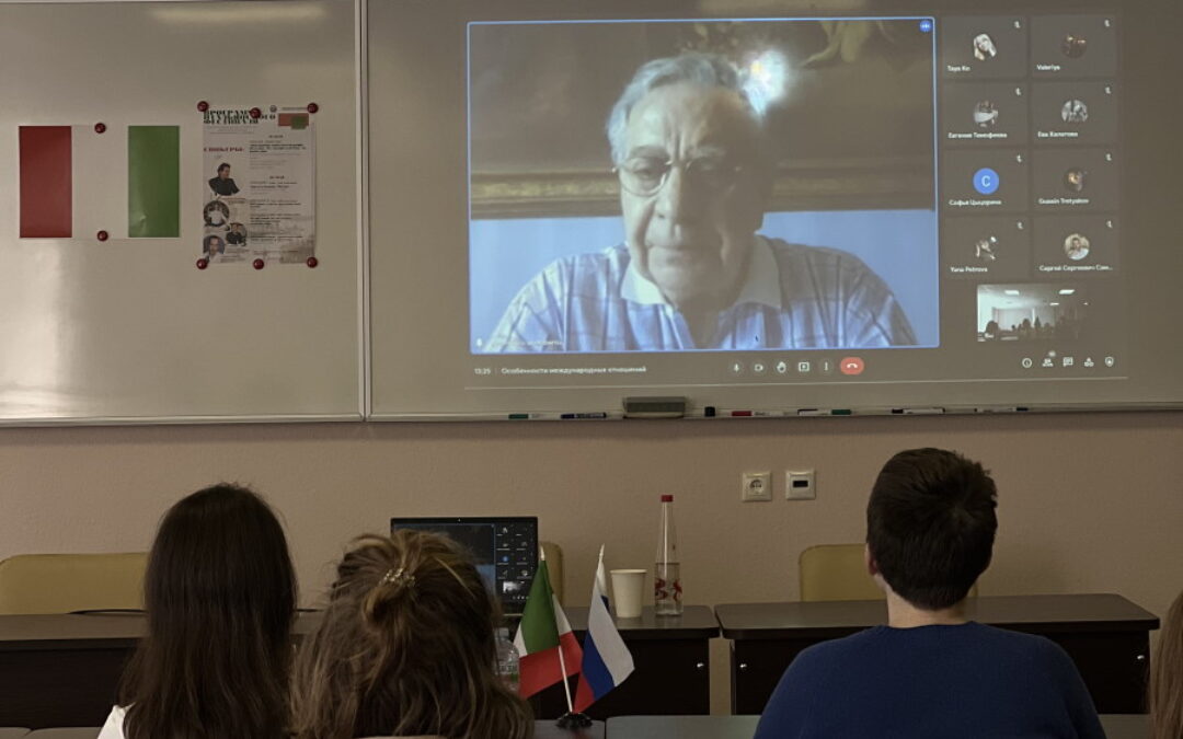 Il professor Anton-Giulio de Robertis ha condiviso con gli studenti una retrospettiva storica sulle relazioni amichevoli tra Russia e Italia